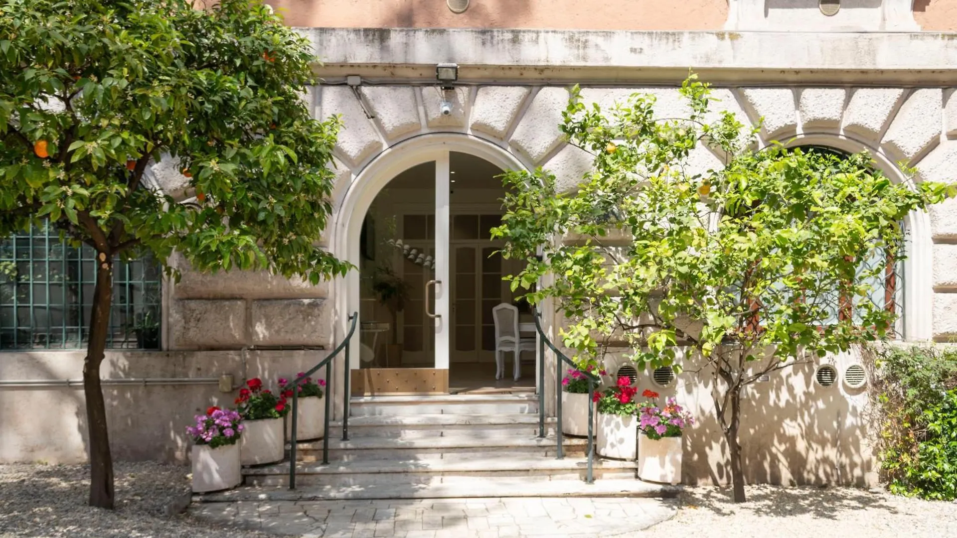 Domus Giulio Guest House contacts